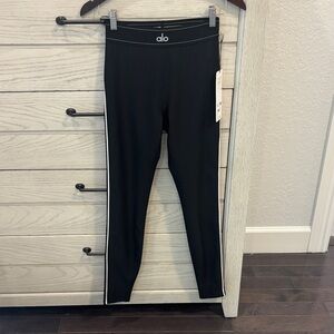 ALO Yoga Women’s Black Air Lift High-Waist Suit Uo Leggings.